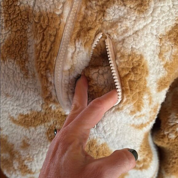 Betsey Johnson Cozy Tan and Cream Cow like print Sherpa Jacket - Picture 5 of 14